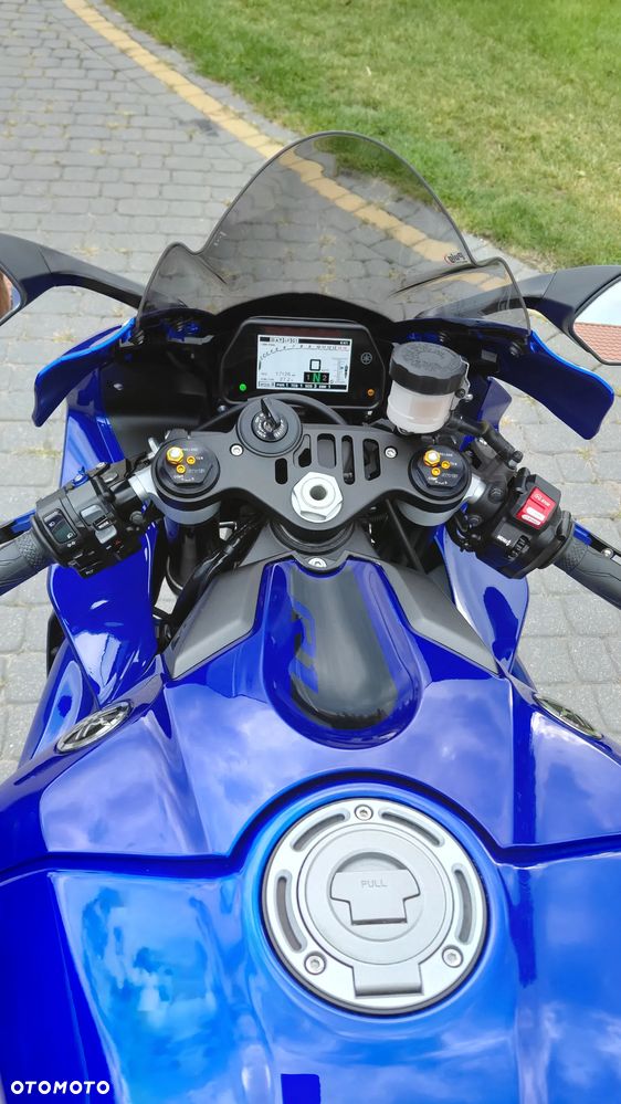 Yamaha R1 - 18