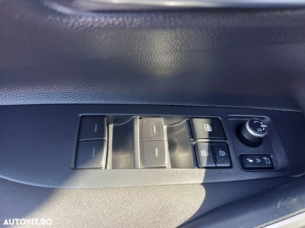 Toyota Corolla Sedan 1.8 HSD Business Plus - 12