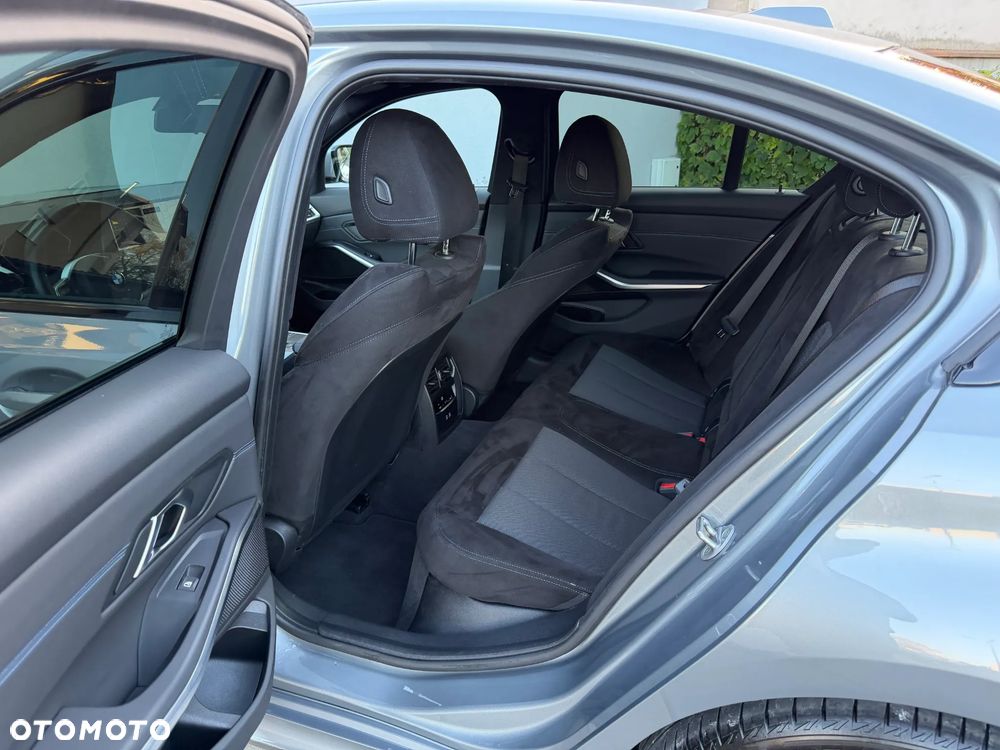 BMW Seria 3 330i xDrive M Sport - 9
