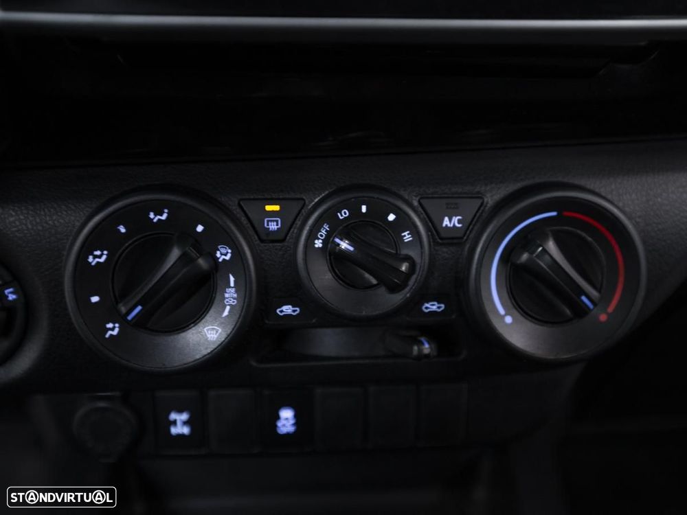 Toyota Hilux 2.4 D-4D 4WD CD CM c/IVA - 14