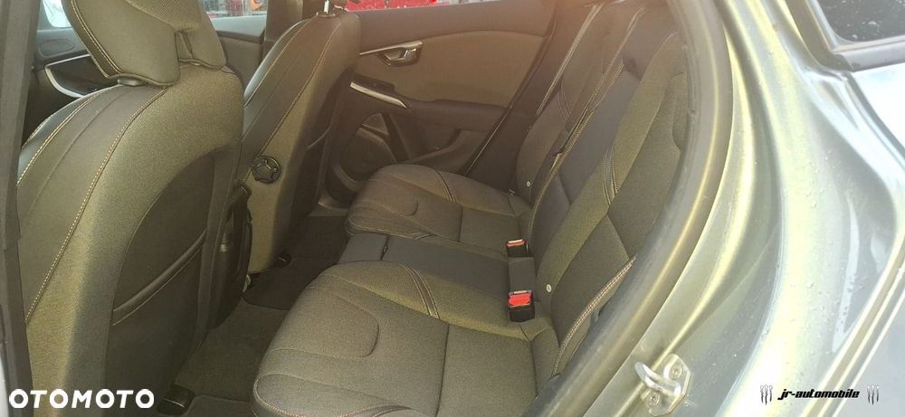 Volvo V40 Cross Country - 11