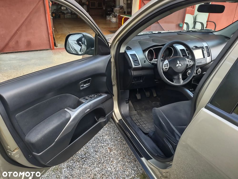 Mitsubishi Outlander 2.0 DID Instyle NAVI - 12