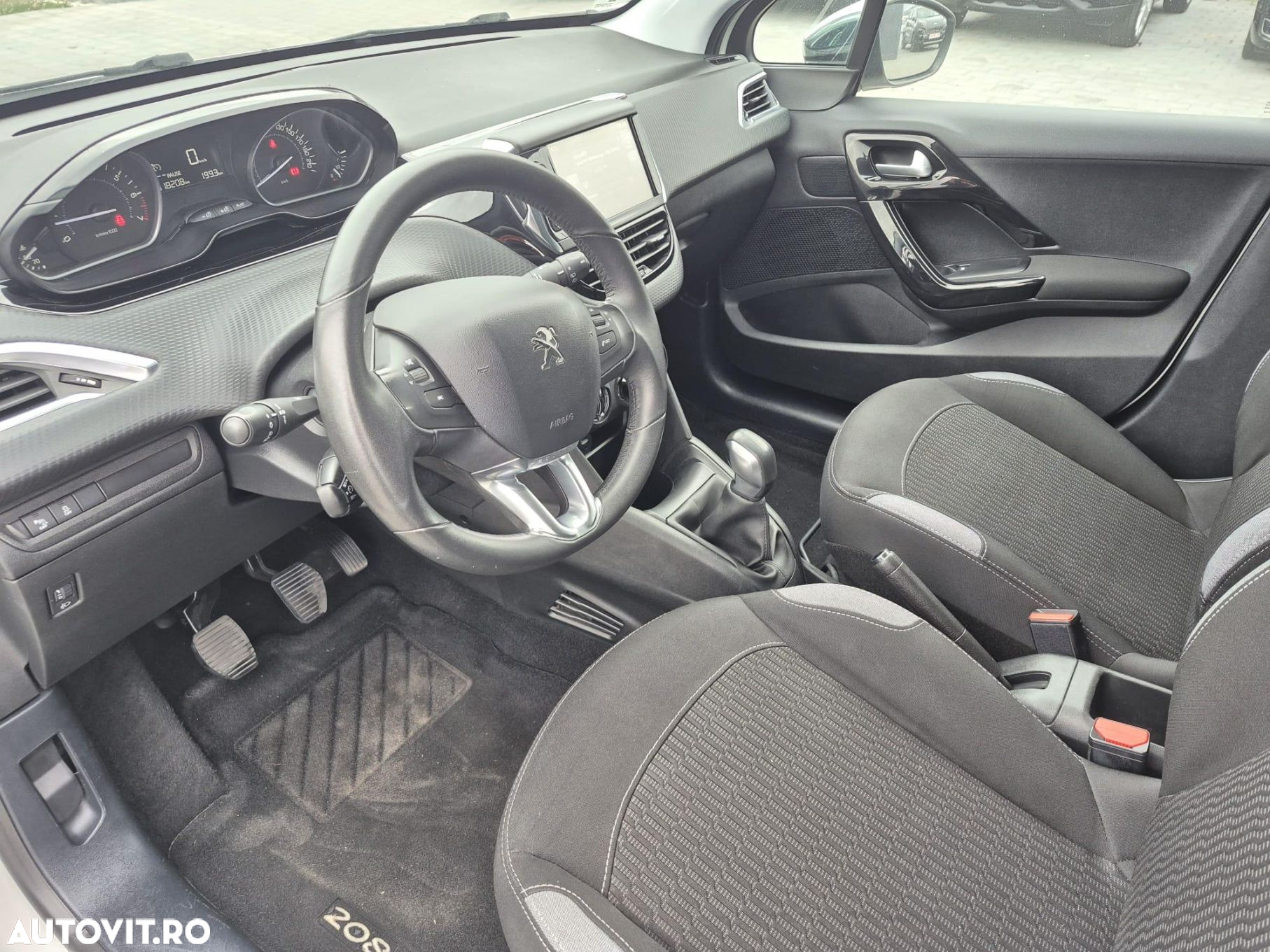 Peugeot 208 - 16