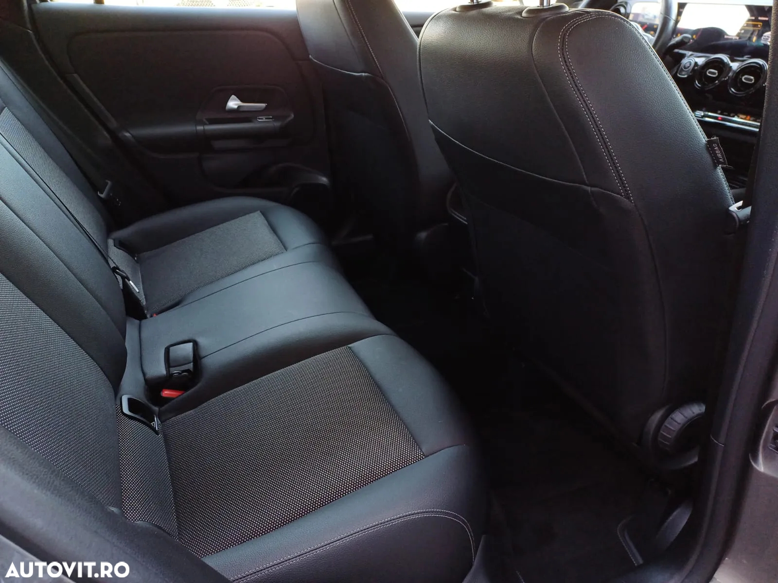 Mercedes-Benz GLA 180 d Aut. - 12