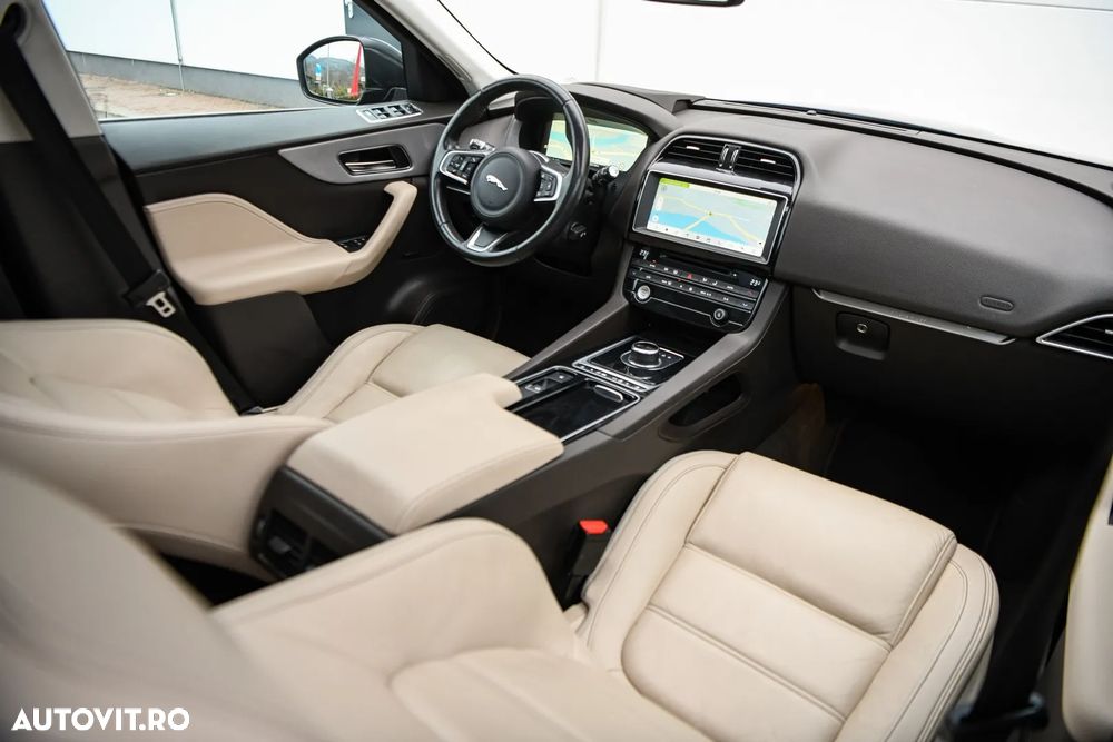 Jaguar F-Pace 25t AWD Portfolio - 17