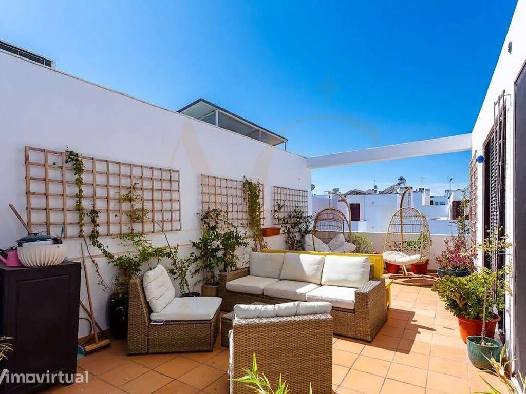 Moradia Familiar com Terraço e Piscina perto de escolas - Grande imagem: 2/52