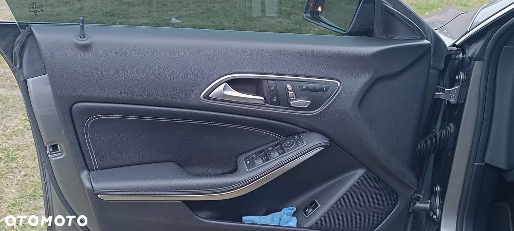 Mercedes-Benz CLA 250 4Matic 7G-DCT - 18