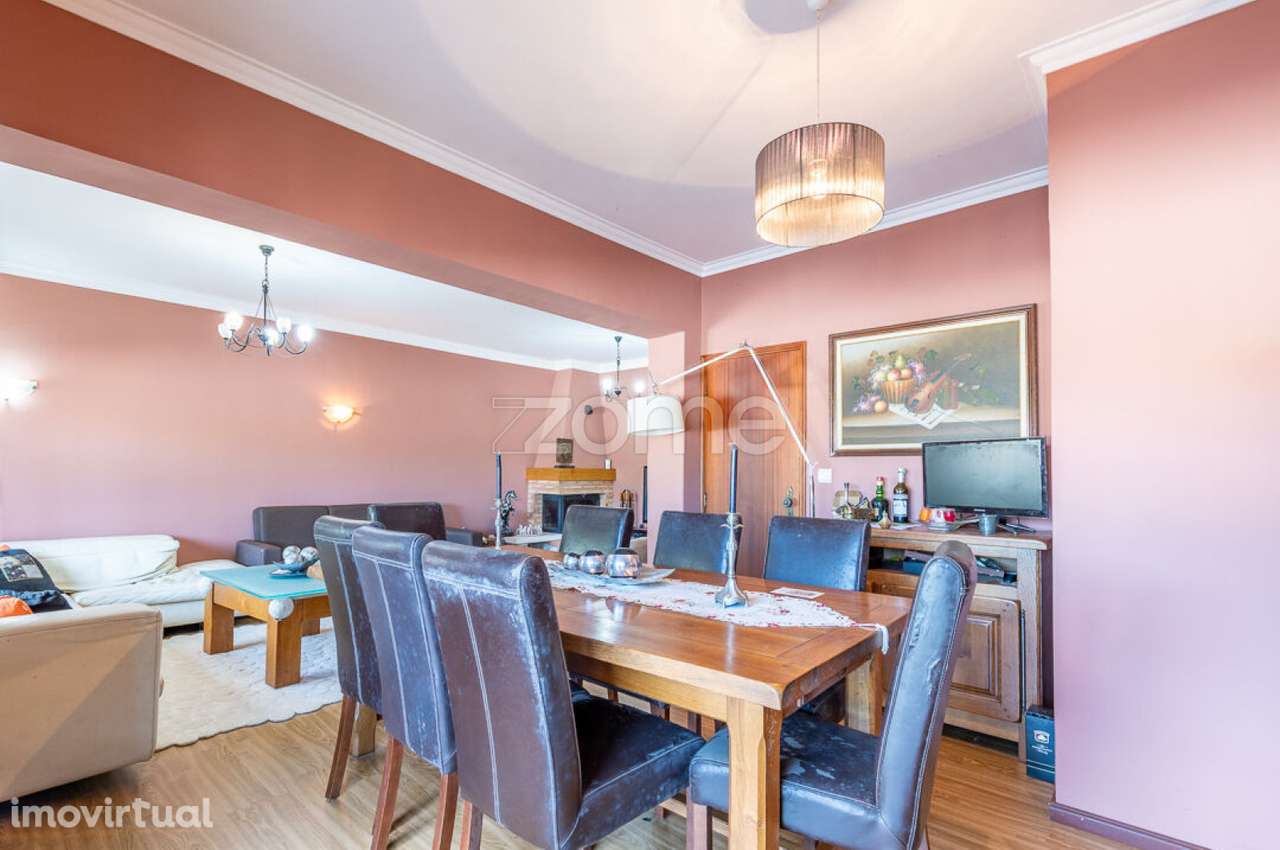 Apartamento T4: A rara combinação de espaço, jardim e garagem - Grande imagem: 5/37