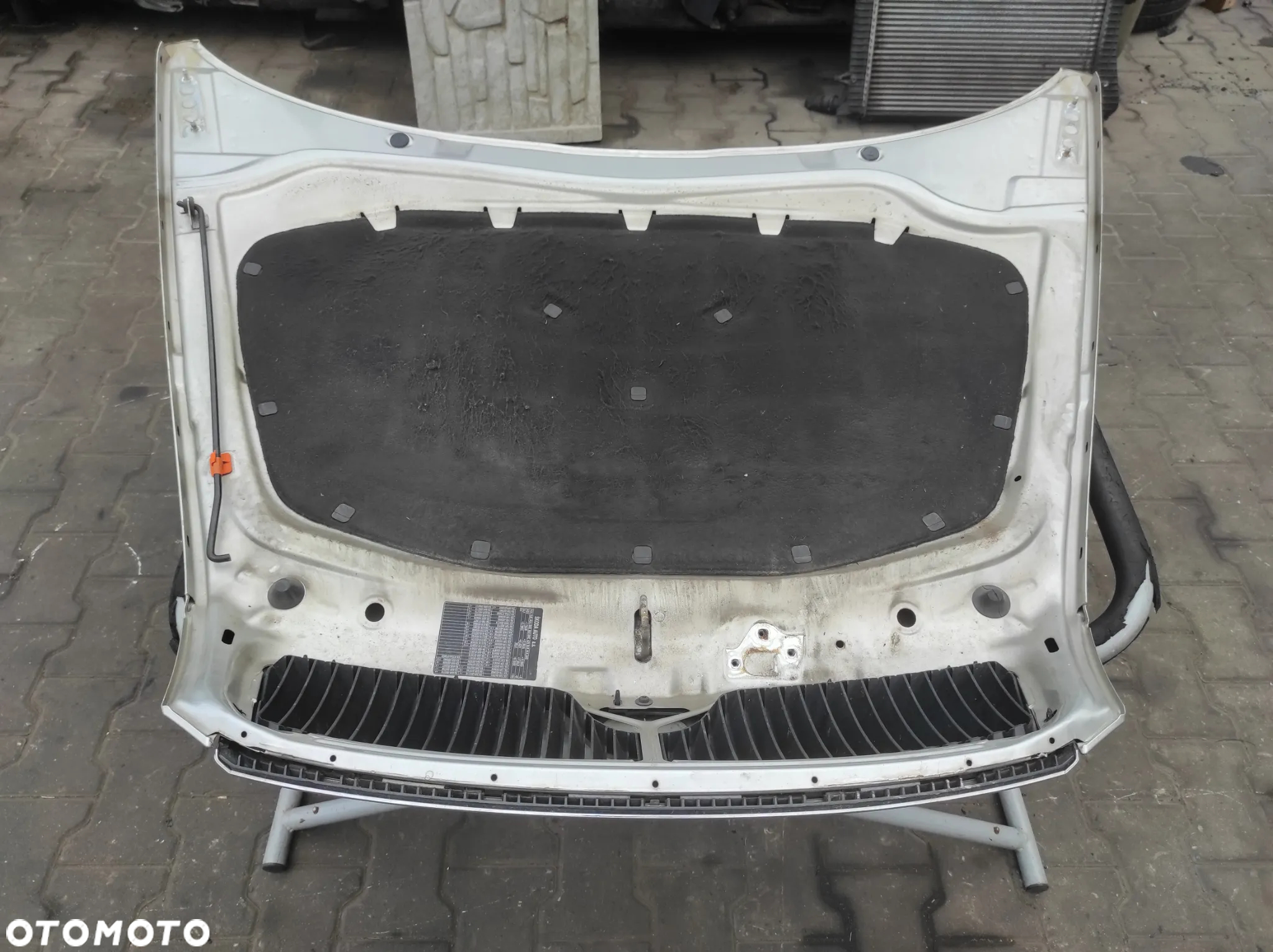 MASKA POKRYWA SILNIKA SKODA OCTAVIA 2 9156 SREBRNA ATRAPA GRILL LOGO WYSYŁKA !!! - 9