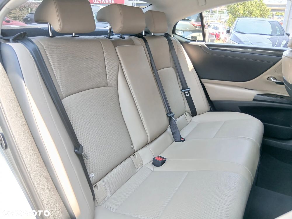 Lexus ES 300h Business Edition - 26