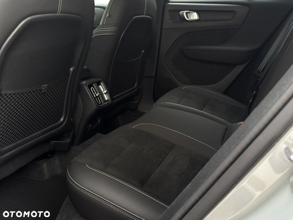 Volvo XC 40 B3 B DKG Plus Dark - 23