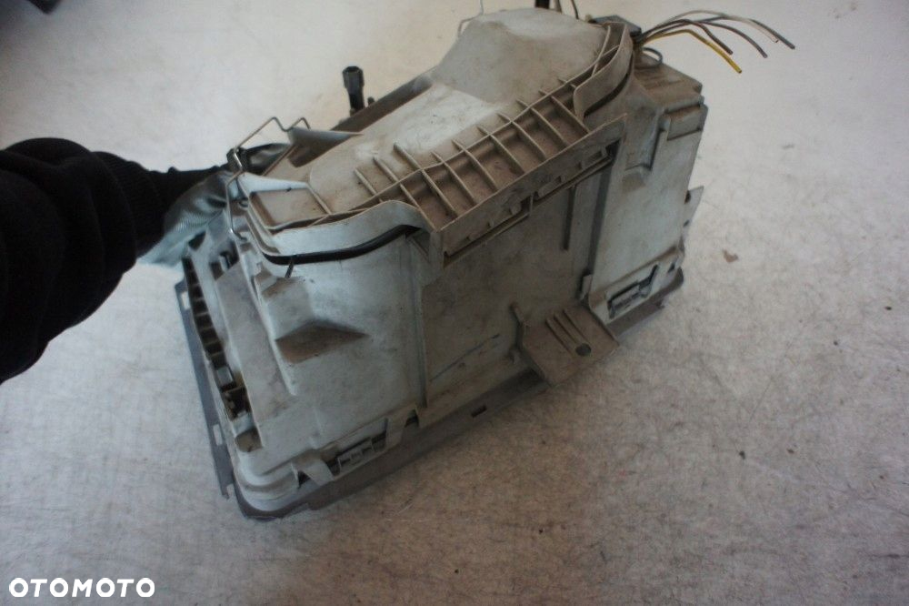 MERCEDES W124 LAMPA PRAWY PRZÓD - 4