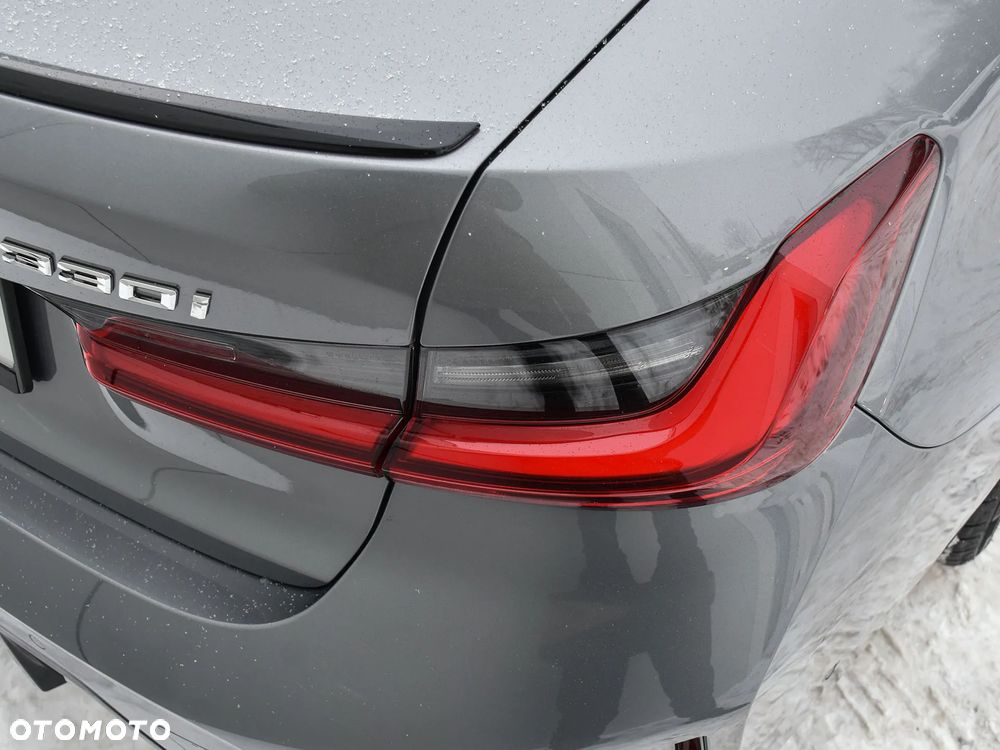 BMW Seria 3 330i M Sport - 10