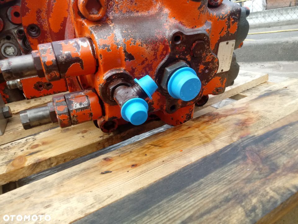 SILNIK HYDRAULICZNY DAEWOO DL220 7Y1816 [1041] - 5