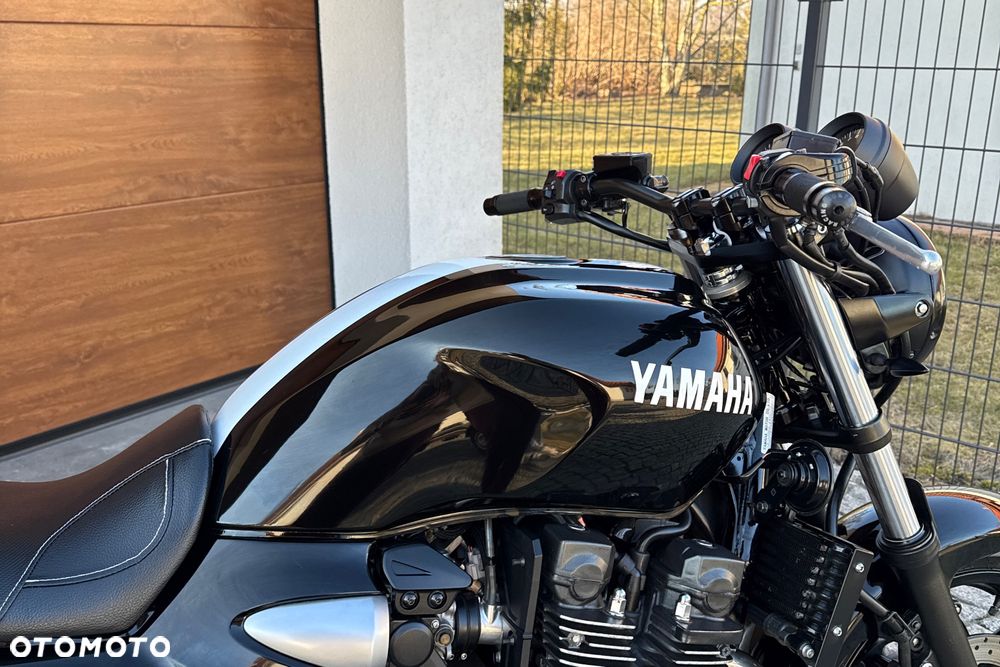Yamaha XJR - 8