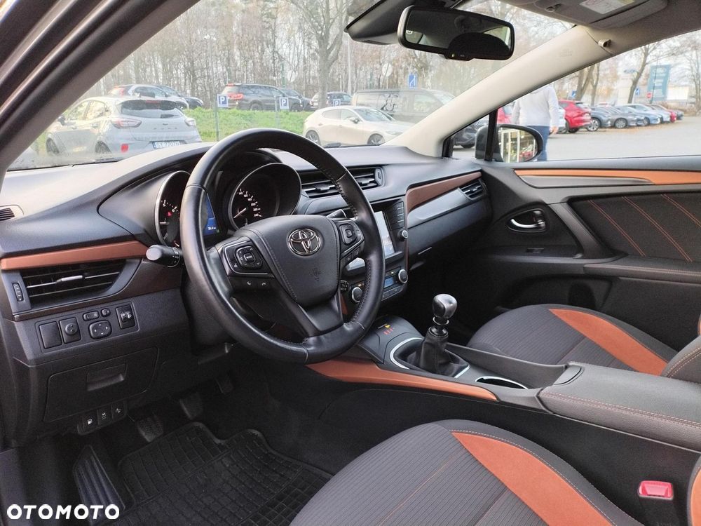 Toyota Avensis 1.8 Premium - 11