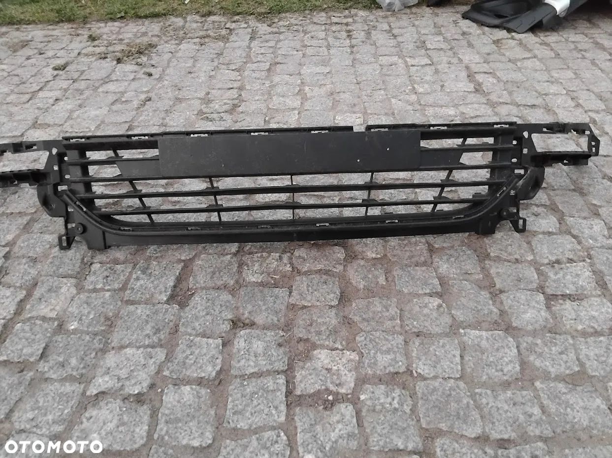 CLIO IV LIFT KRATKA ZDERZAKA ŚRODKOWA 622542412R - 1