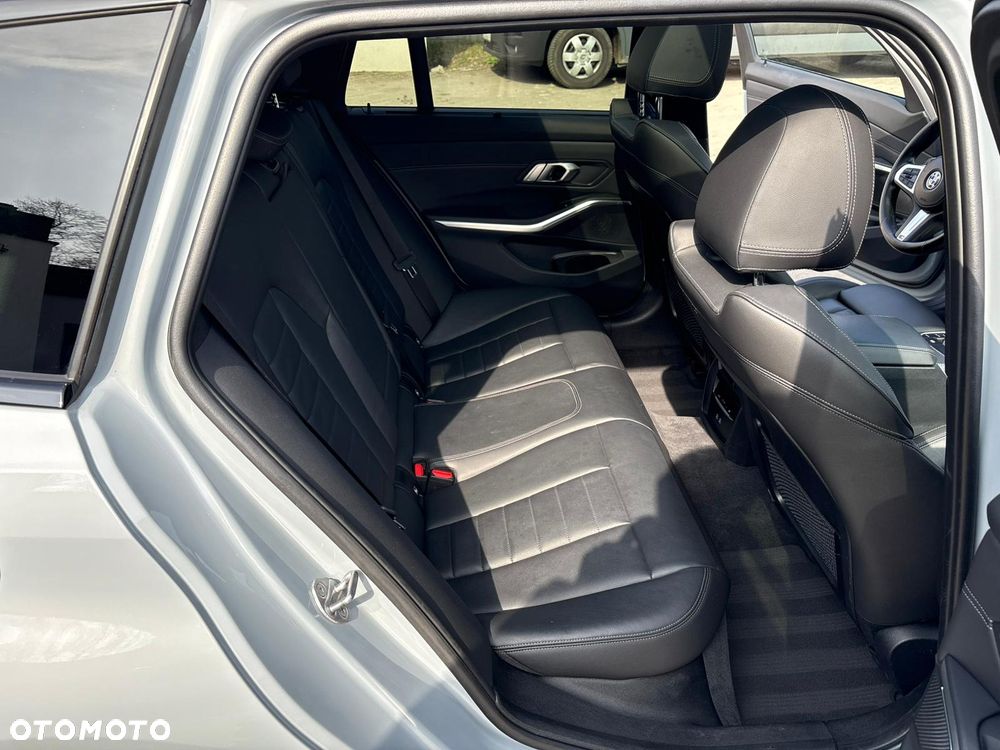 BMW Seria 3 320e M Sport sport - 24