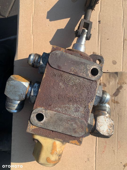 M0559108522 Zawór rozdzielacz 1069184 CASE 580 G - 1