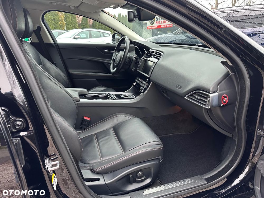 Jaguar XE 20d Prestige - 30