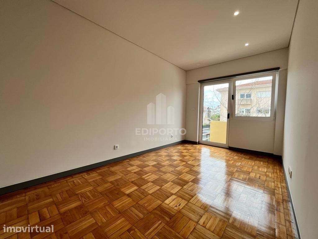 Apartamento T2 remodelado com varanda, à Praça Velásquez e Metro dos C - Grande imagem: 2/15