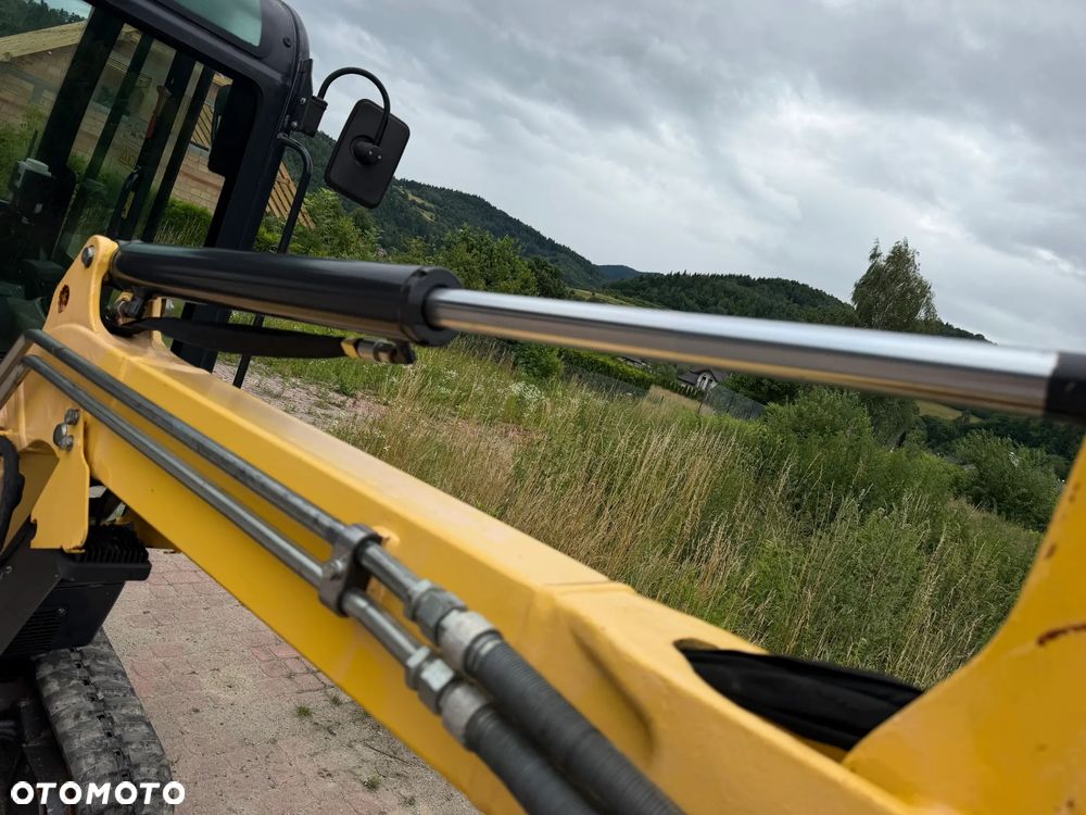 Yanmar SV18 Koparka Gąsienicowa 2 tony. Długie ramię PLUS. Szybkozłącze plus łyżka kopiąca. Rozsuwane Hydr. podwozie! Sprowadzona z Gospodarstwa Norweskiego! Maszyna jak Nowa z Salonu! 2017 rok. 1200 mtg! Gąsienice bez zużycia jak Nowe! szybka wolna jazda. Ani deka luzów i wycieków. OKAZJA Dodatkowe sekcje Hydrauliczne pod młot i wiertnice. Fabryczny lakier na podzespołach! Zebatki w pięknym stanie. Ogrzewana wentylowana Kabina. OKAZJA TANIO - 25