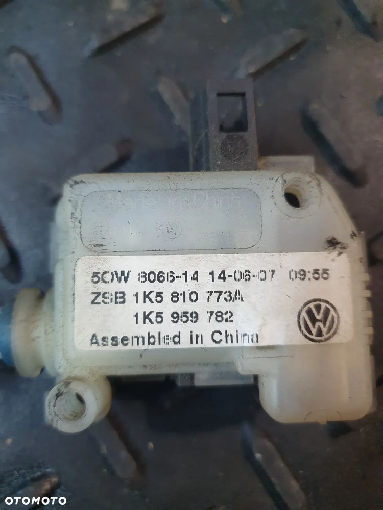 Silniczek klapki wlewu paliwa VW JETTA III (1K2) 1K5810773A - 2