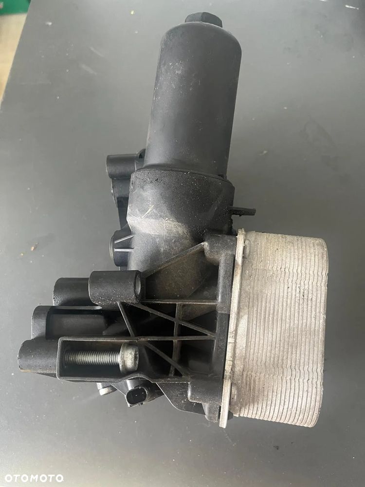 VW SKODA AUDI OCTAVIA IV CADDY GOLF VIII 2,0 TDI  CHŁODNICZKA OLEJU OBUDOWA FILTRA OLEJU 05L117021B