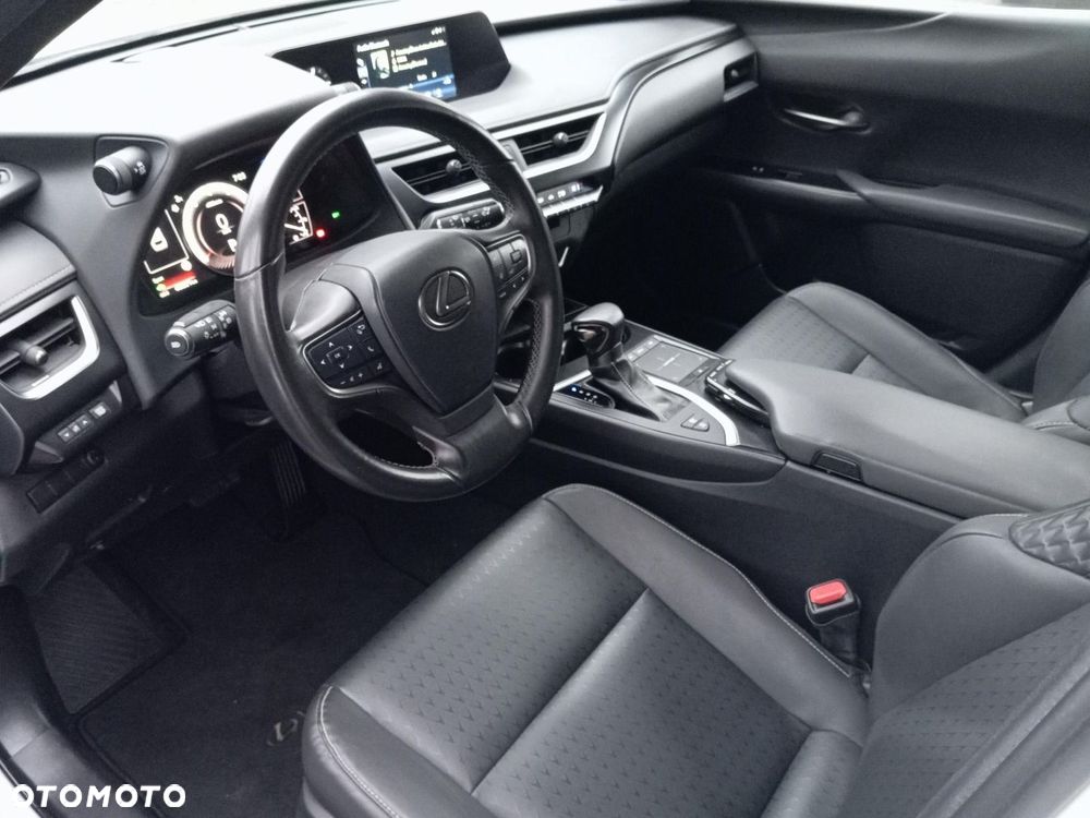 Lexus UX - 10