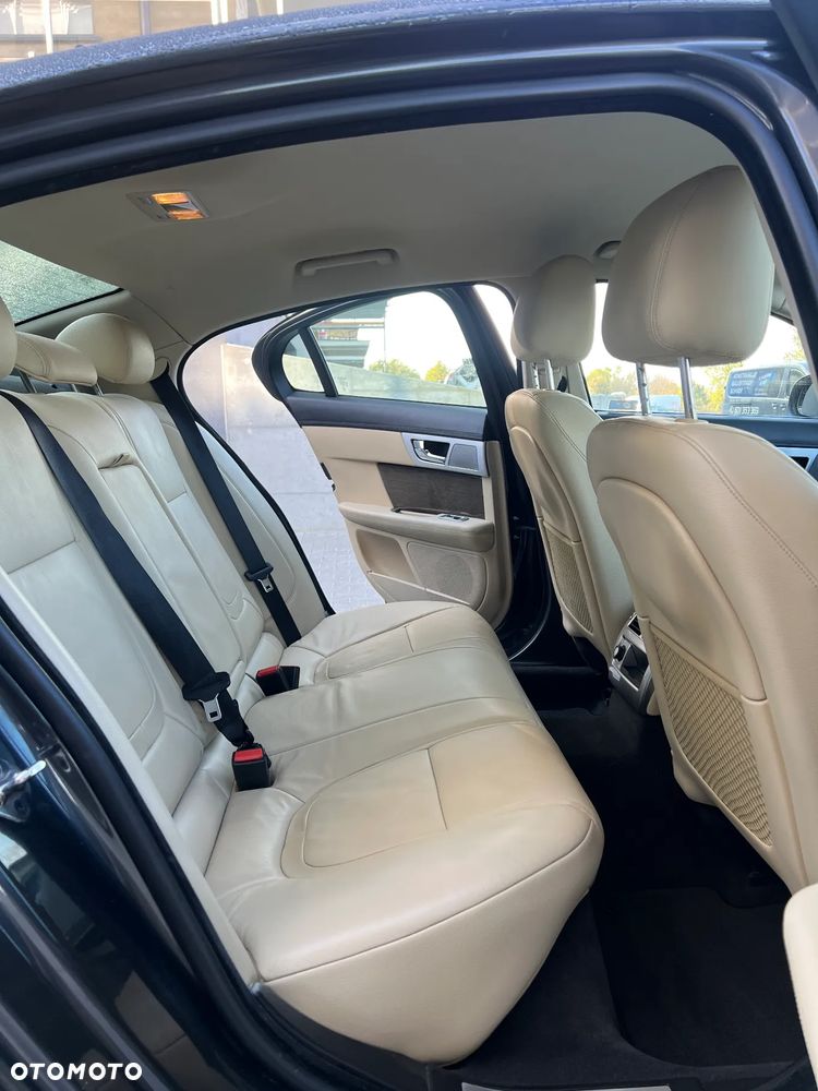 Jaguar XF 2.2 D Luxury - 9