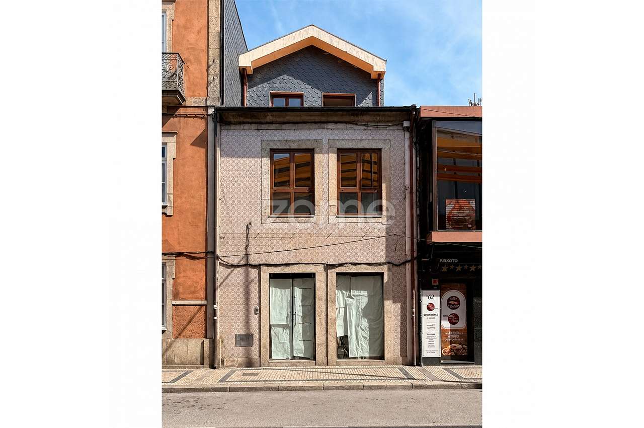 Prédio com Loja + 2 Apartamentos T1 e Terreno | Centro de Valongo - Grande imagem: 2/51