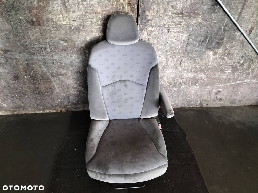 FOTEL PRAWY PRZÓD OBROTOWY PASAŻERA PEUGEOT 807 I - 1