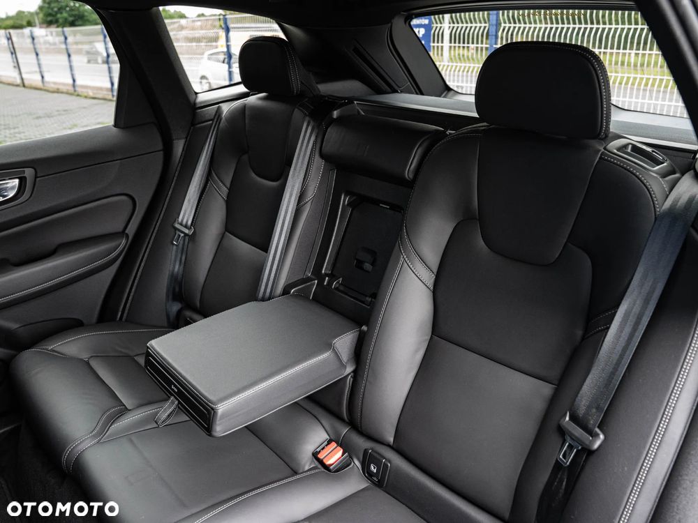 Volvo XC 60 B4 D Plus Dark - 27