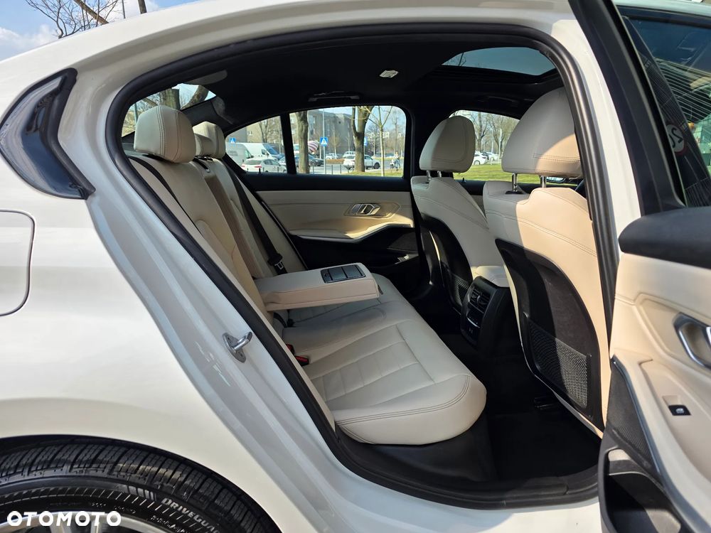 BMW Seria 3 330e xDrive M Sport - 33