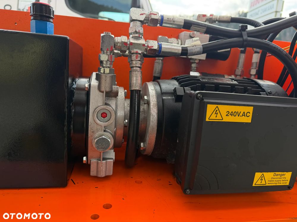 Nifty 170 HAC Zwyżka koszowa 17 metrów Podnośnik. jak Nowa z salonu 2016rok. PRĄD 230v. 4sekcje sterowania na dole Nowy model! Z komuny Norweskiej. Używana była 1 raz do roku. Serwisowana w DEKRA do końca  OKAZJA. Zwyżka Obrotowa. Poziomowanie kosza. Pełna Hydraulika. - 28