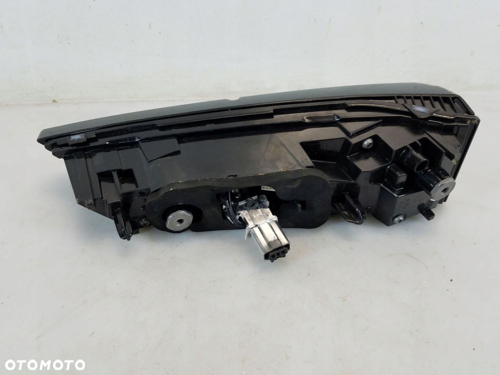 lampa tył w klapę peugeot 308 iii t10 hb - 11