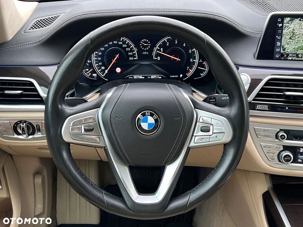BMW Seria 7 750i xDrive - 32
