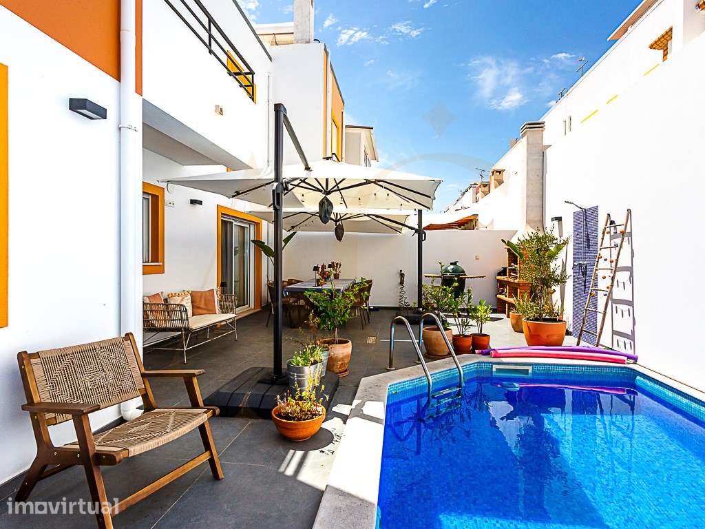 Moradia em Banda, T4, com Piscina e Terraço