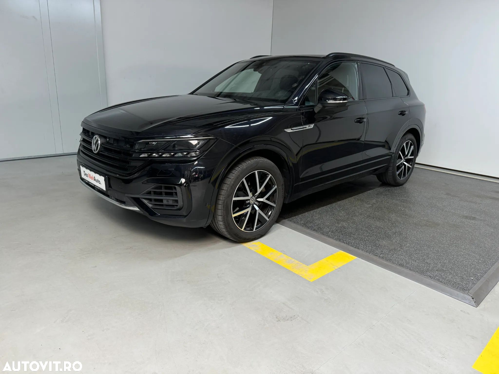 Volkswagen Touareg - 1