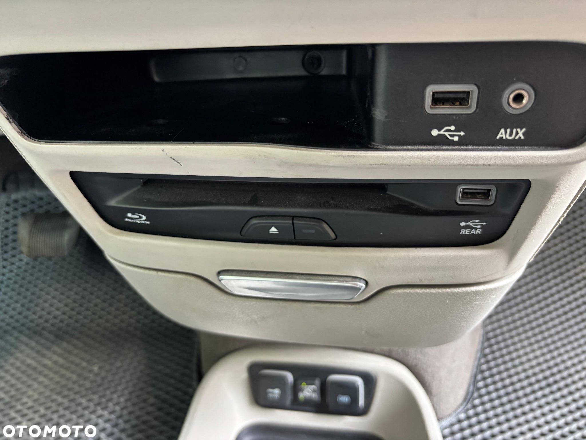 Chrysler Pacifica - 19