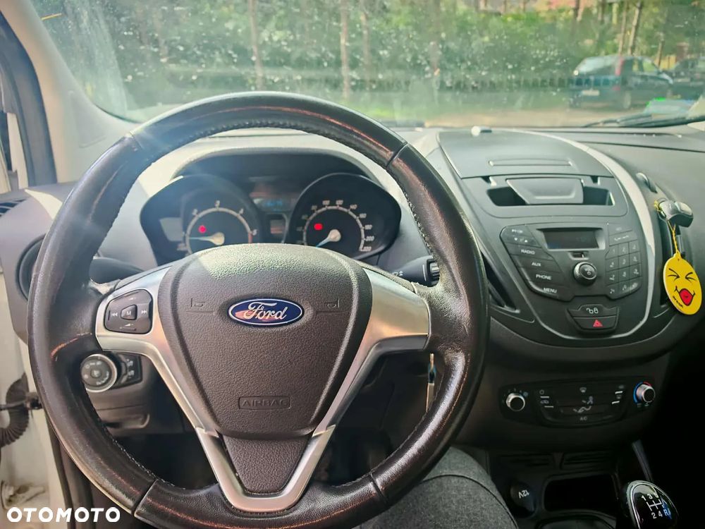 Ford Transit Courier - 10