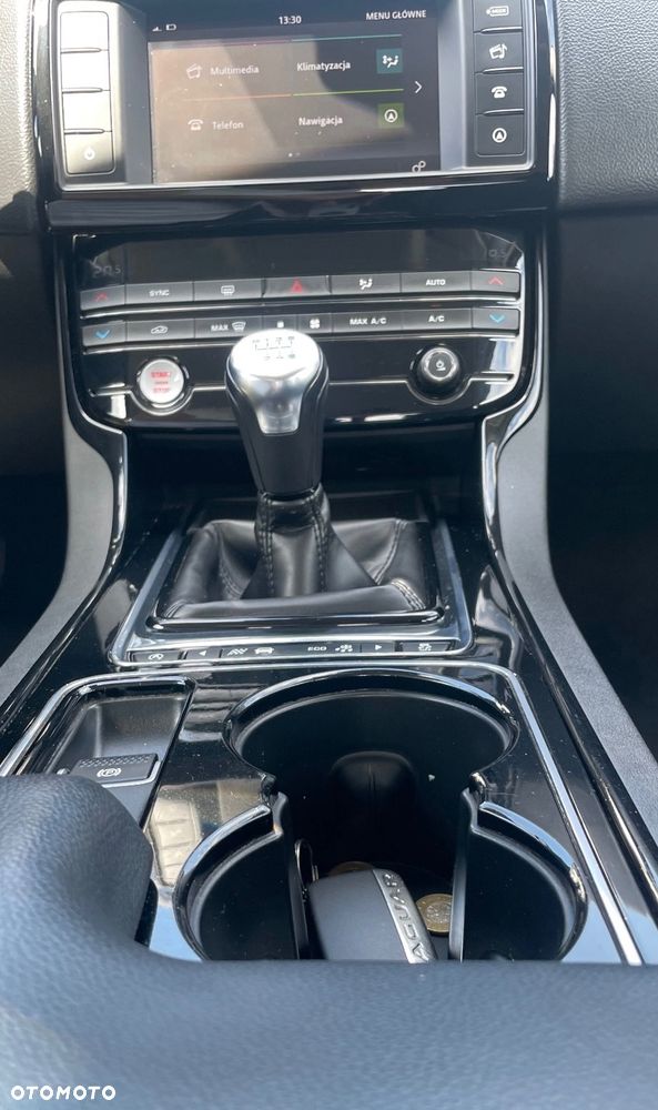 Jaguar XE 20d Prestige - 5