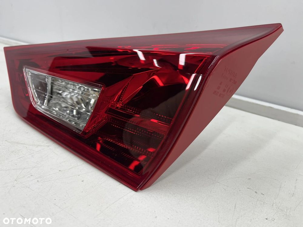Lampa Toyota Auris II E18 Corolla HB 12-15r. NOWA prawa tylna w klapę bagażnika EU Oryginalna 81581- - 4