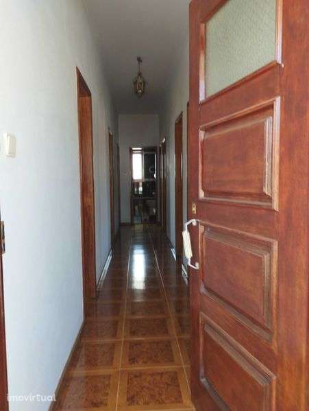 Moradia de dois pisos com 290 m2, em terreno de 1700 m2. - Grande imagem: 2/12