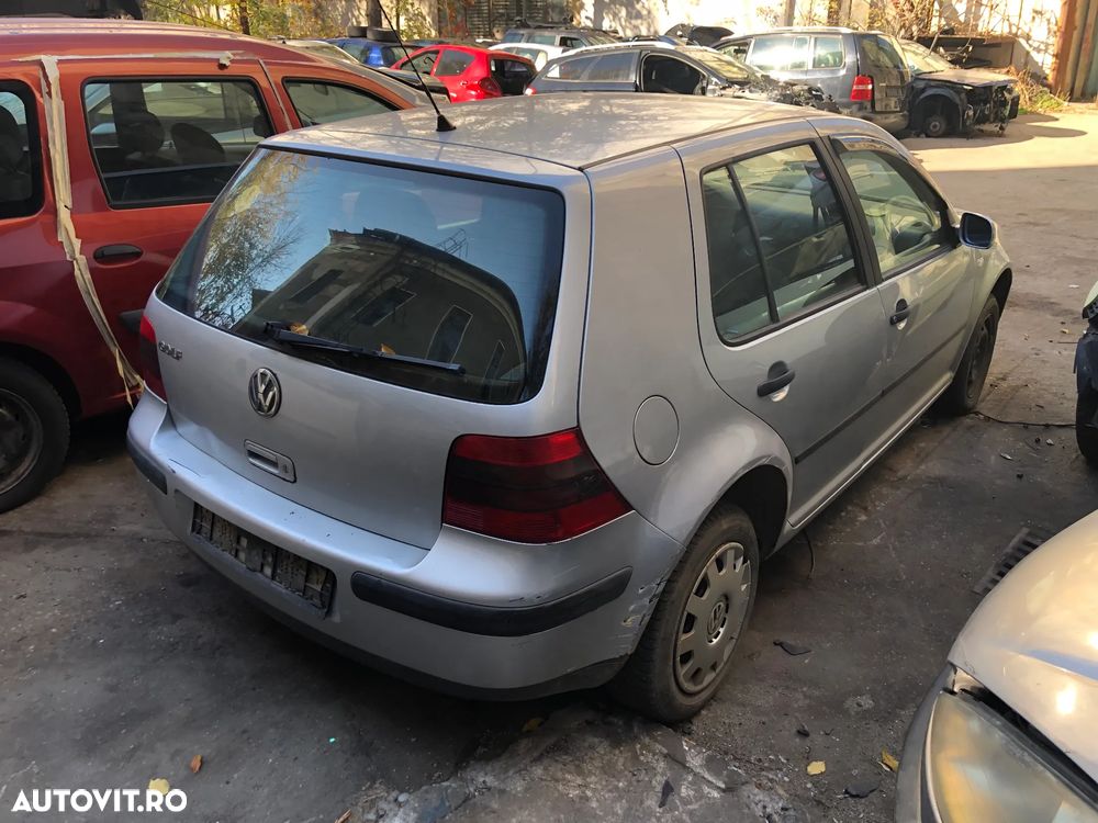 Dezmembrez VW Volkswagen Golf 4 gri argintiu 2002 4 usi - 5