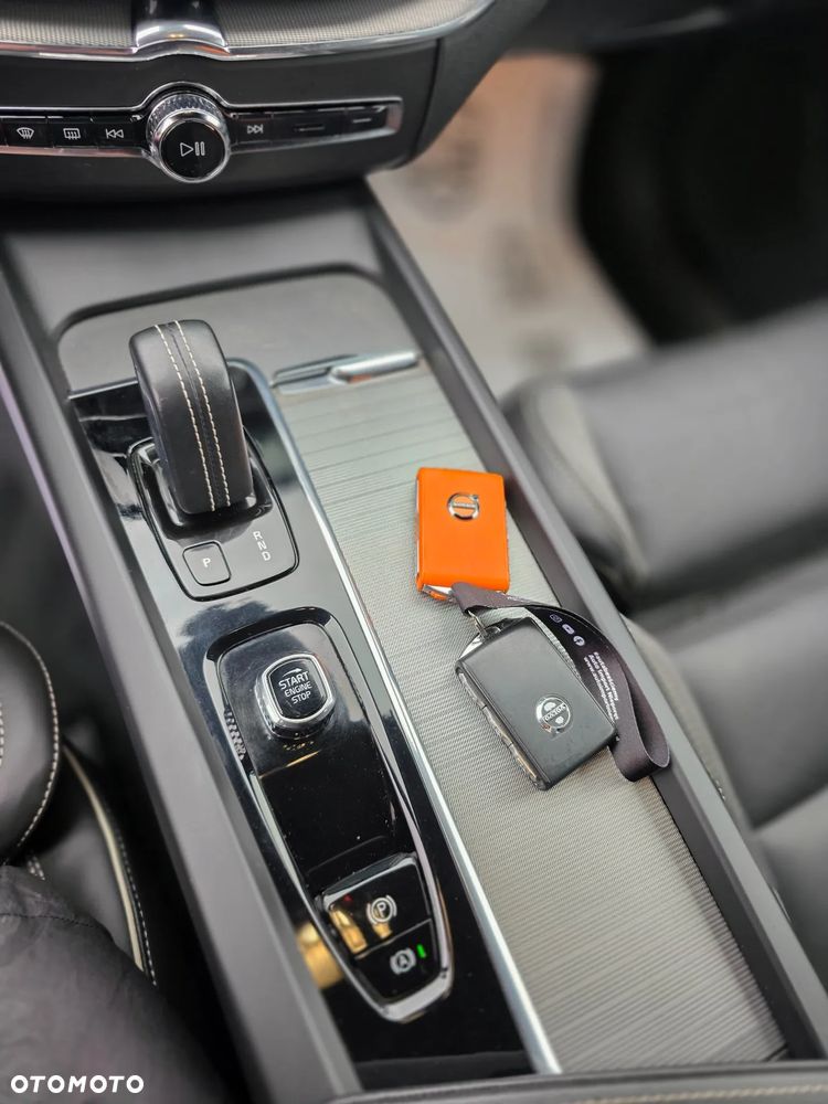 Volvo XC 60 B4 D AWD Plus Dark - 11