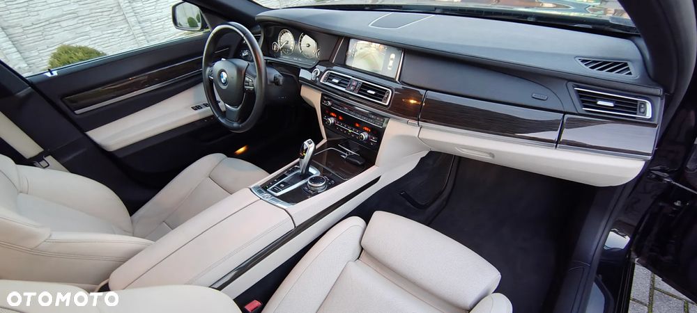 BMW Seria 7 740d Edition Exclusive - 32