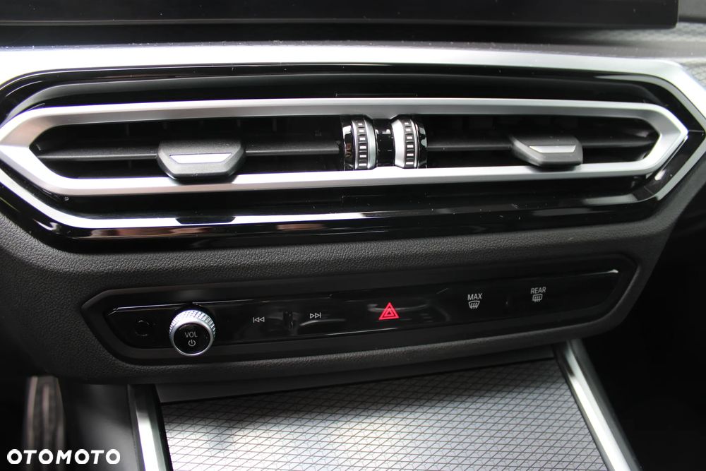 BMW Seria 3 330i xDrive M Sport sport - 24