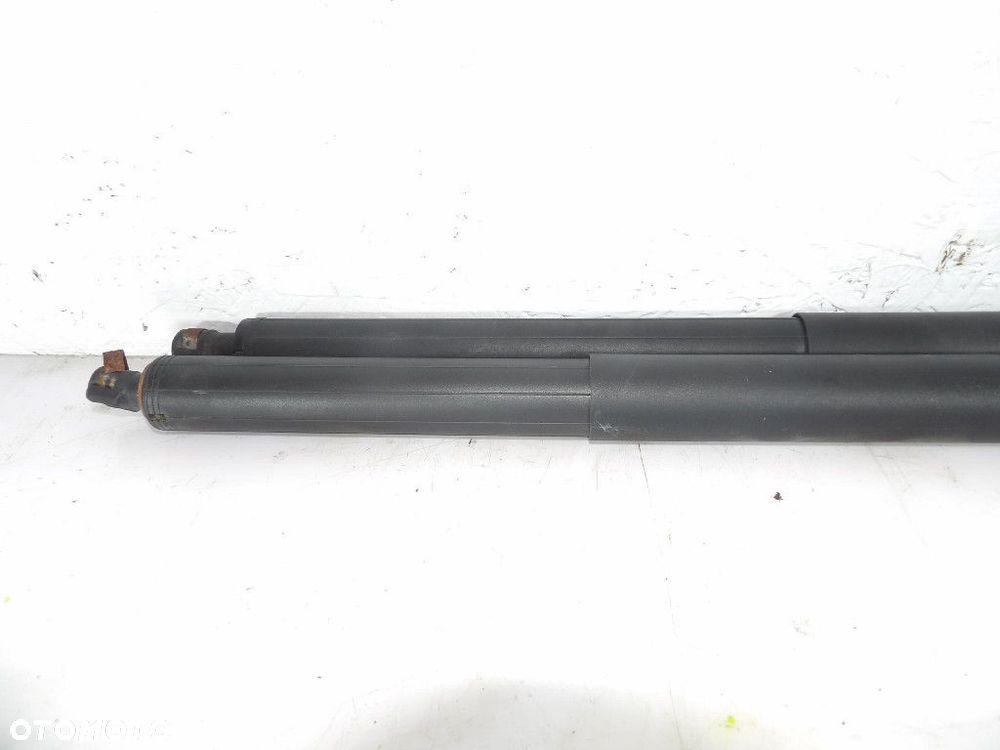 BMW X1 F48 SIŁOWNIKI TYLNEJ KLAPY ELEKTRYCZNE 17893910 - 2