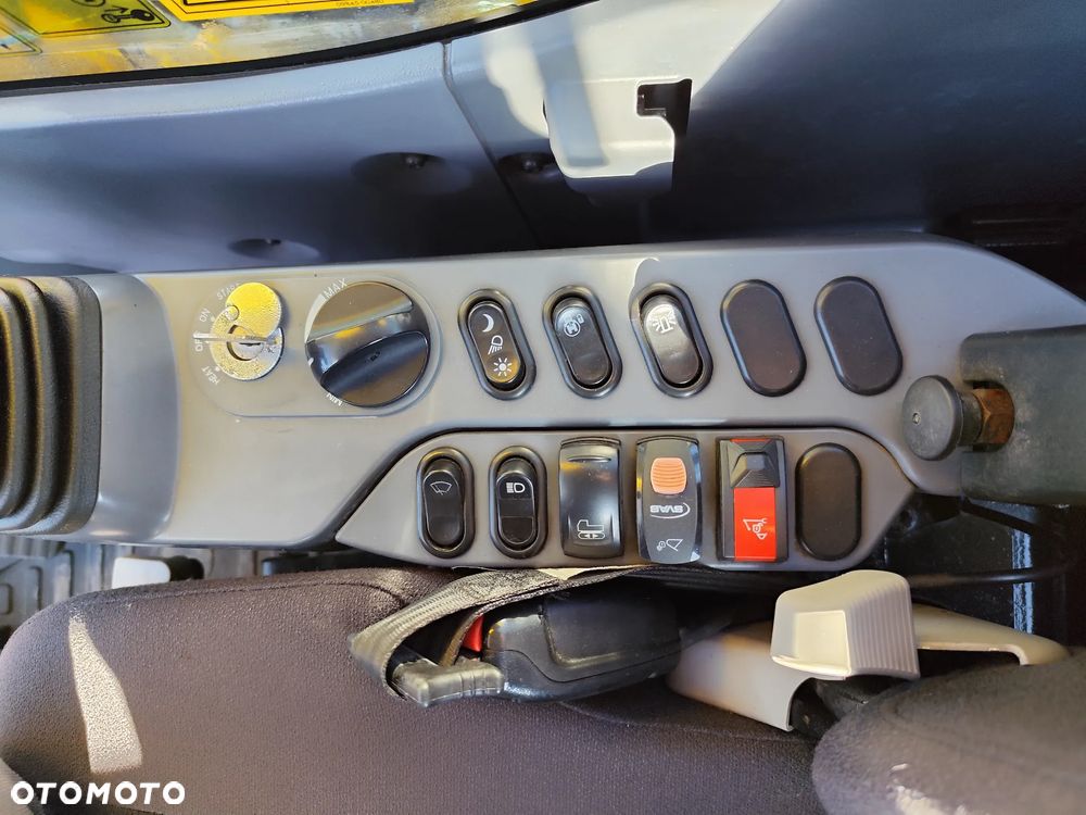 Komatsu PC240LC-11 - 10